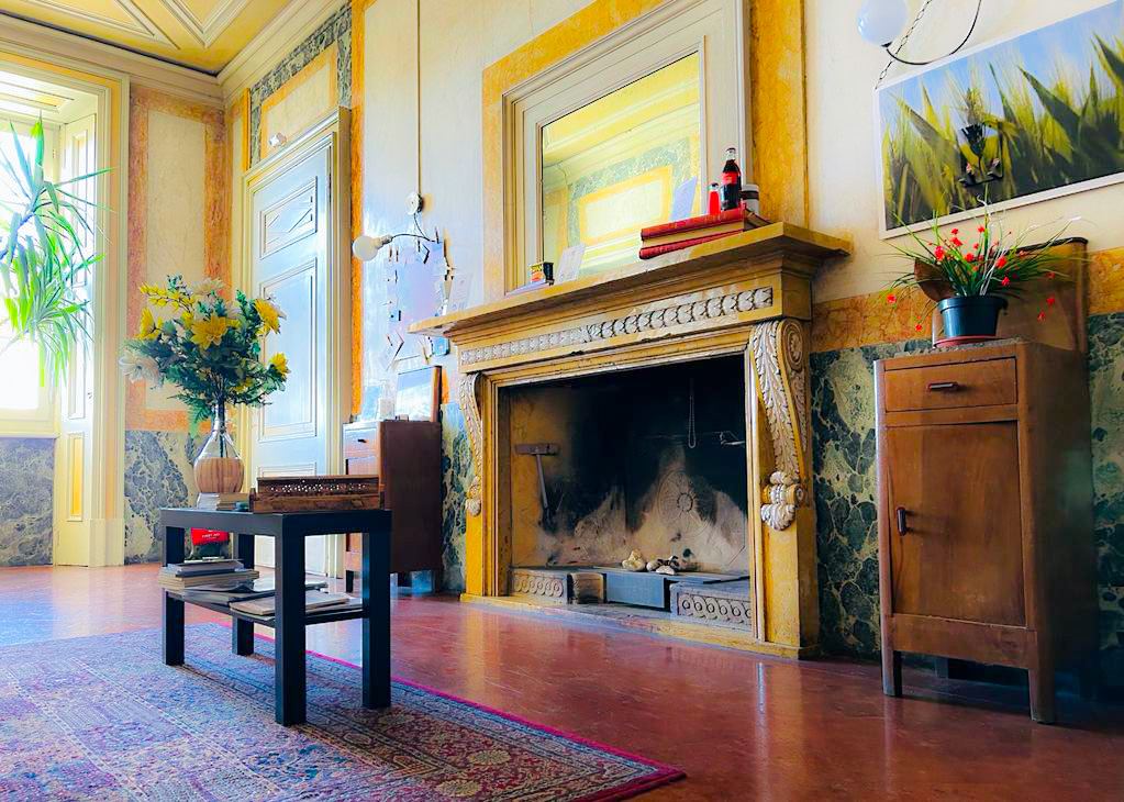 Sala con camino in marmo e soffitto decorato a Villa Moroni