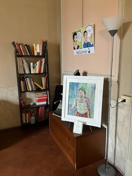 Angolo con libreria e un quadro esposto