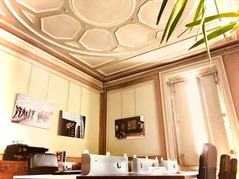 Postazioni bianche sotto il soffitto a cassettoni