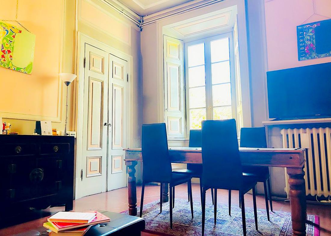 Sala riunioni con monitor, porte d'epoca e finestra sul giardino