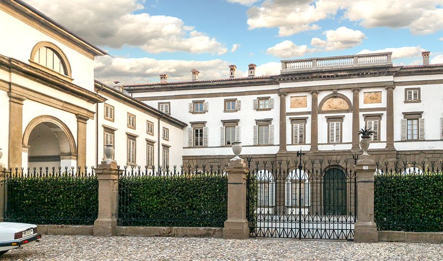 La facciata di Villa Moroni a Stezzano, con il cancello e il giardino